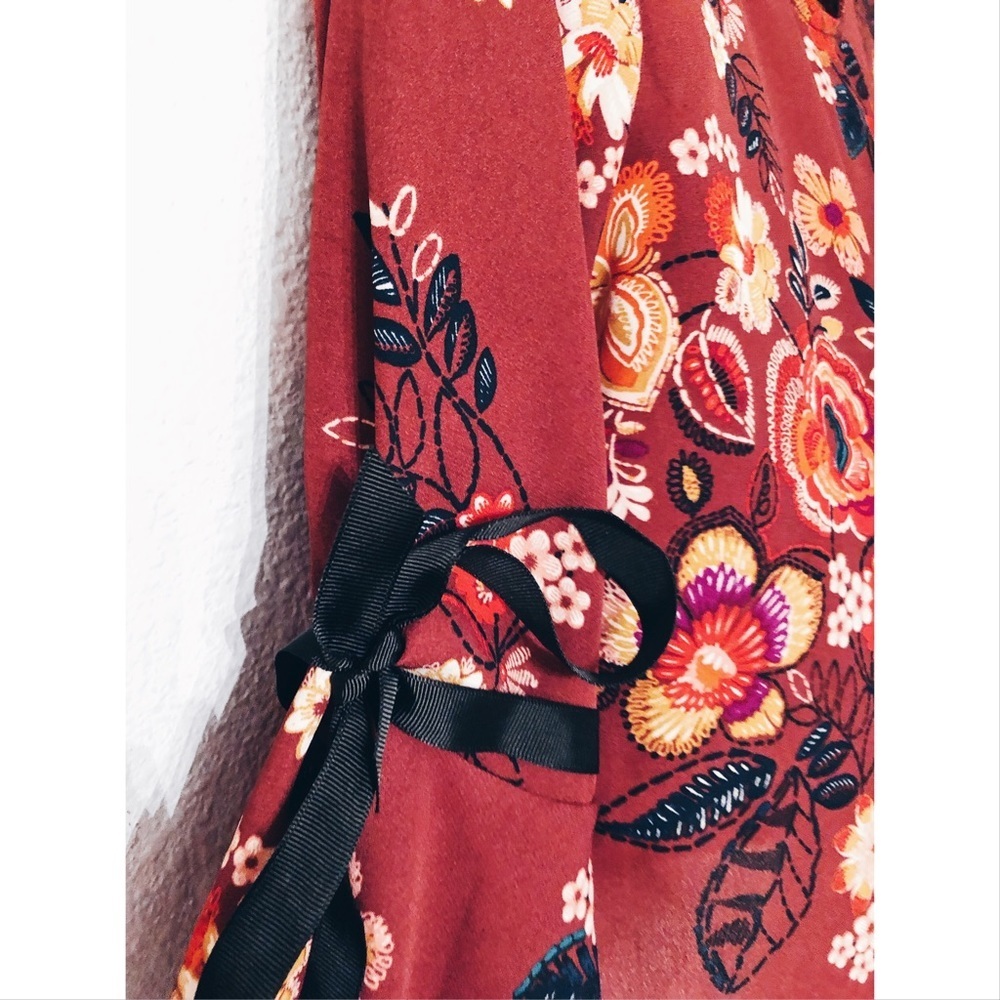 Lily White floral ribbon tied bell sleeved top - Picture 4 of 7